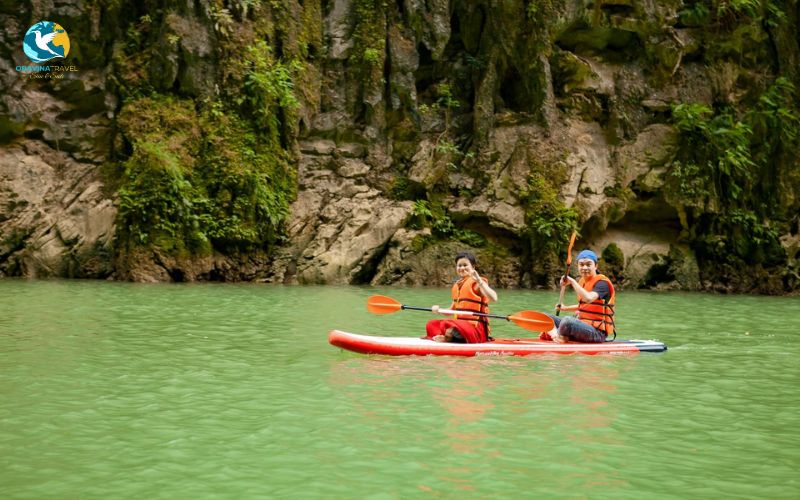 Boat trip on the Nho Que River