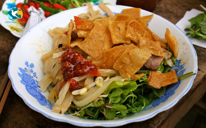 Cao lầu - golden, slightly chewy noodles