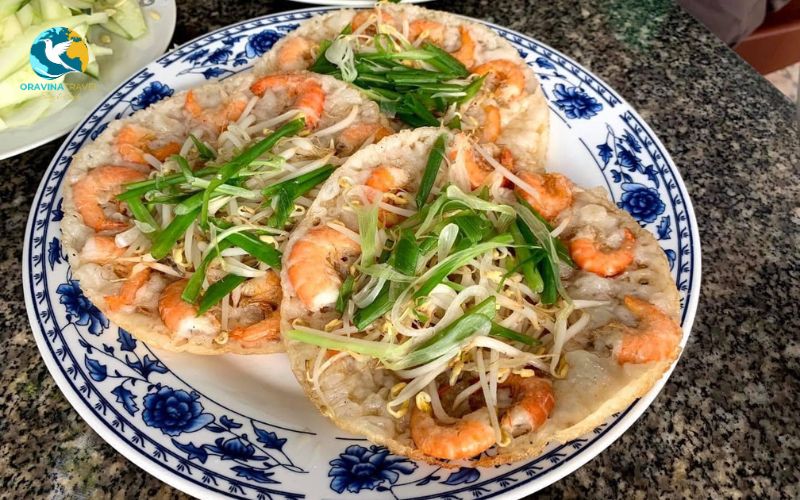 Bánh xèo tôm nhảy (crispy pancake with jumping shrimp)