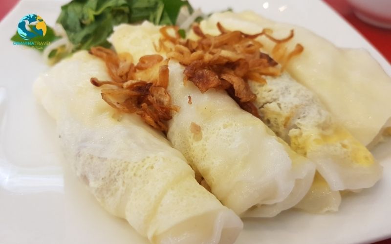 Steamed rice rolls with egg