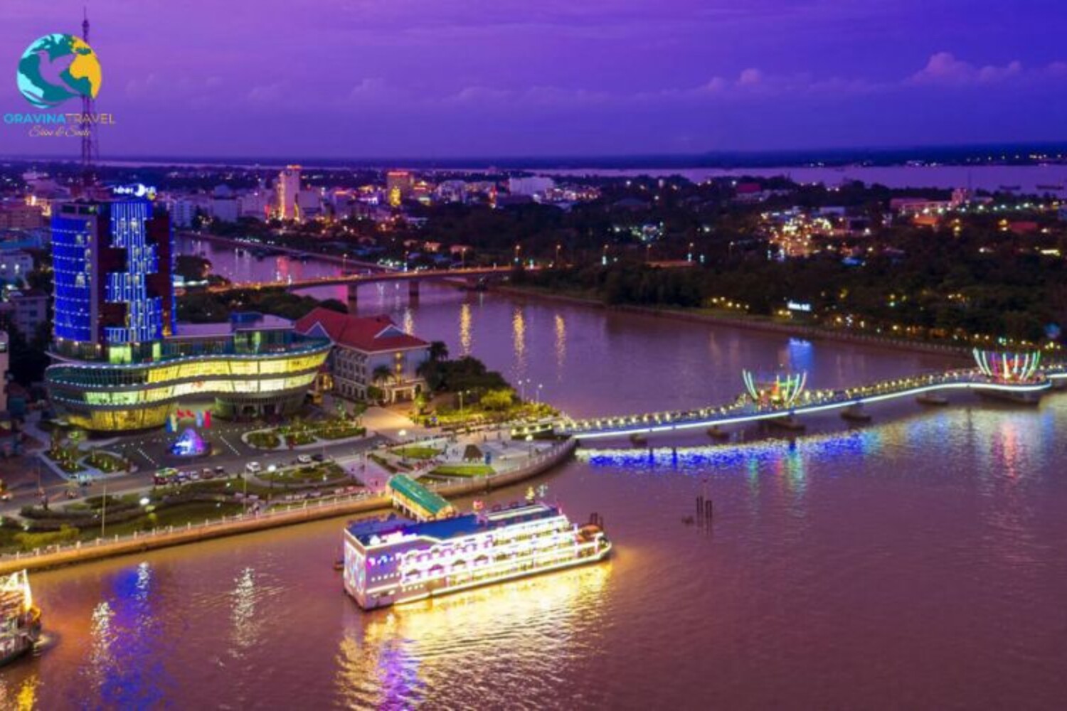 Ninh Kieu Wharf shines brilliantly at night