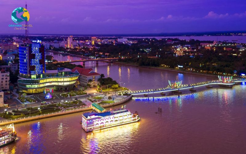 Ninh Kieu Wharf shines brilliantly at night